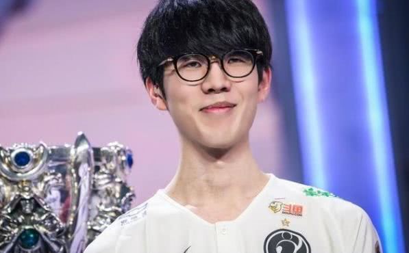 球迷热议:同是四冠,库里和詹姆斯谁的含金量高?