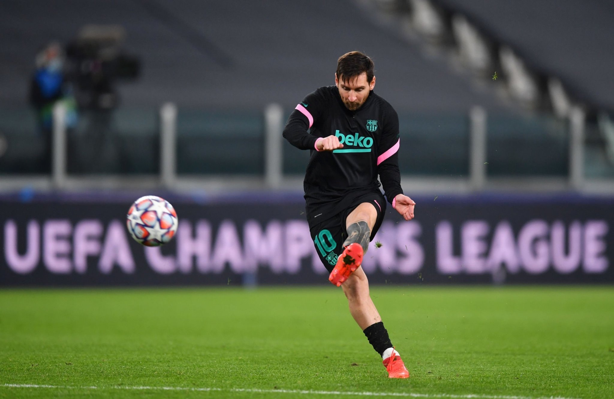 巴萨震撼世界的9秒大戏:3人90米接力反击+4脚触球 36岁杀神终结.